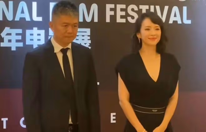 兩大謀女郎罕同框!章子怡穿深V舉紅酒太迷人,緊摟周冬雨顯親密