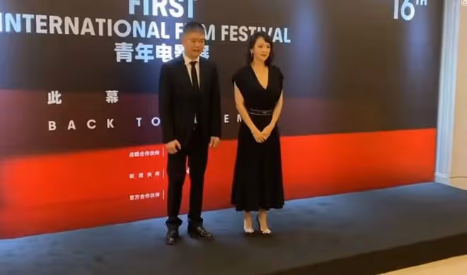兩大謀女郎罕同框!章子怡穿深V舉紅酒太迷人,緊摟周冬雨顯親密