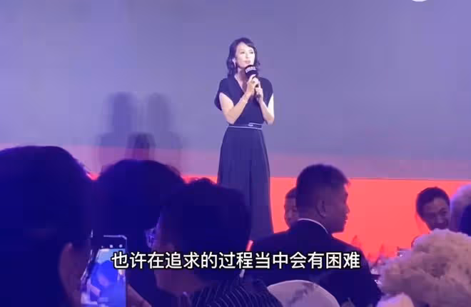 兩大謀女郎罕同框!章子怡穿深V舉紅酒太迷人,緊摟周冬雨顯親密