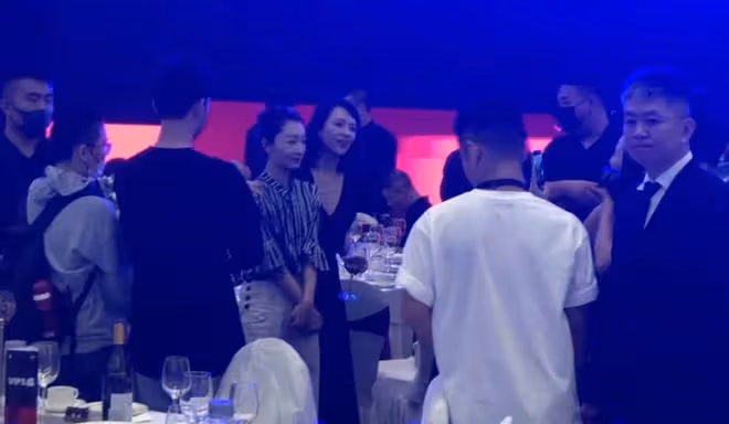 兩大謀女郎罕同框!章子怡穿深V舉紅酒太迷人,緊摟周冬雨顯親密