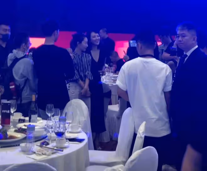 兩大謀女郎罕同框!章子怡穿深V舉紅酒太迷人,緊摟周冬雨顯親密