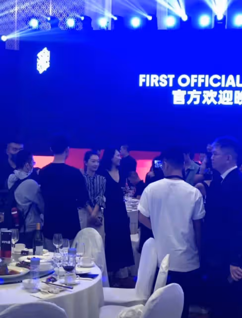 兩大謀女郎罕同框!章子怡穿深V舉紅酒太迷人,緊摟周冬雨顯親密