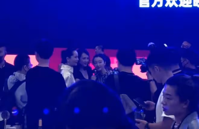 兩大謀女郎罕同框!章子怡穿深V舉紅酒太迷人,緊摟周冬雨顯親密