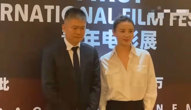 兩大謀女郎罕同框!章子怡穿深V舉紅酒太迷人,緊摟周冬雨顯親密