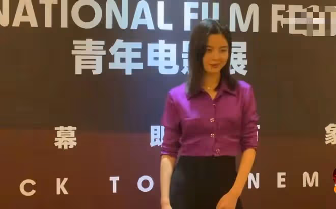 兩大謀女郎罕同框!章子怡穿深V舉紅酒太迷人,緊摟周冬雨顯親密
