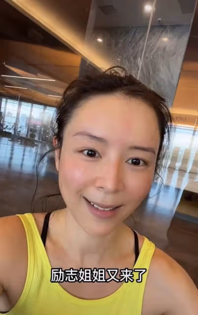 42歲張靜初戴口罩健身!肌肉健壯蜂腰翹臀,素顏面如桃花似少女