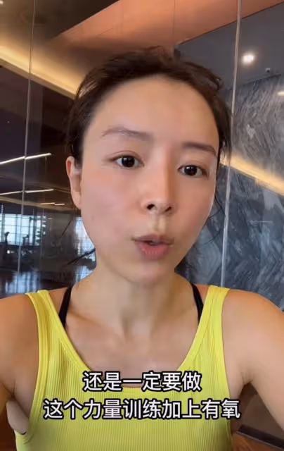 42歲張靜初戴口罩健身!肌肉健壯蜂腰翹臀,素顏面如桃花似少女