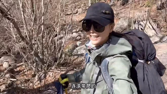 42歲張靜初戴口罩健身!肌肉健壯蜂腰翹臀,素顏面如桃花似少女