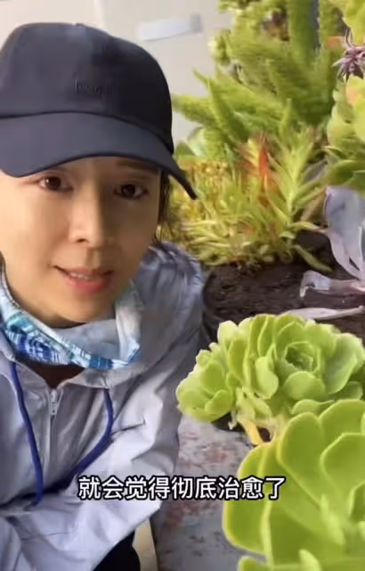 42歲張靜初戴口罩健身!肌肉健壯蜂腰翹臀,素顏面如桃花似少女