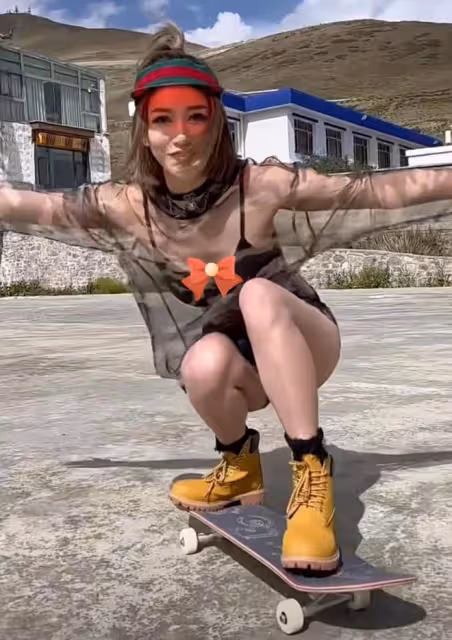 38歲李彩樺高原上玩滑板,多次失敗險摔倒,穿透視裝身材高挑性感