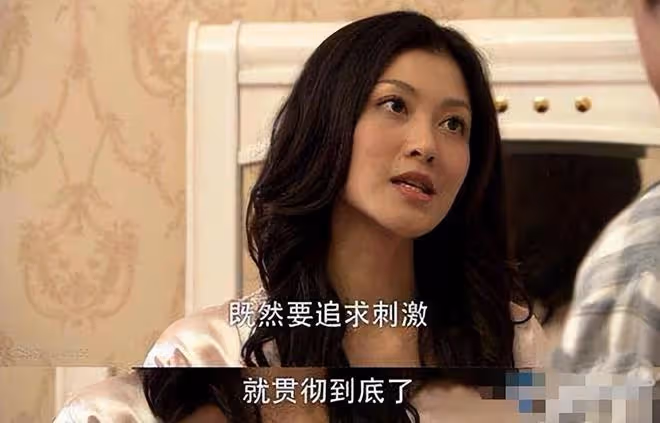 38歲李彩樺高原上玩滑板,多次失敗險摔倒,穿透視裝身材高挑性感