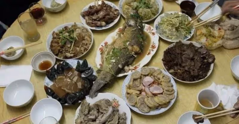 帶老婆去吃飯，偶遇前妻擦桌子，俺拿出寶媽鑰匙炫耀，結賬時楞了