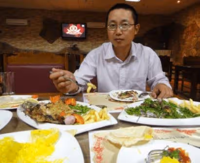 帶老婆去吃飯,偶遇前妻擦桌子,俺拿出寶媽鑰匙炫耀,結賬時楞了
