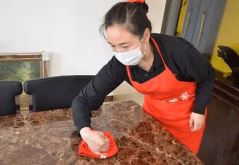 帶老婆去吃飯,偶遇前妻擦桌子,俺拿出寶媽鑰匙炫耀,結賬時楞了