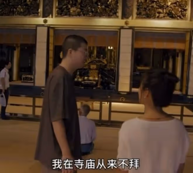 中國明星拒絕跪拜禮有多拼？有人趴地，有人半蹲，還有人直接站著