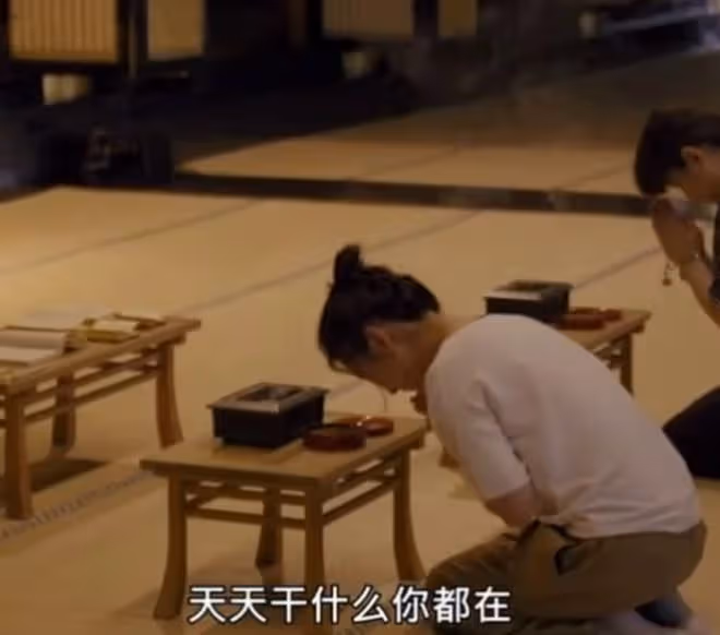 中國明星拒絕跪拜禮有多拼？有人趴地，有人半蹲，還有人直接站著