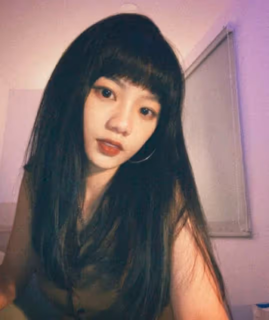 23歲女星被曝戀情！與男偶像當街摟抱摸頭，深夜同回公寓疑已同居