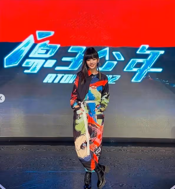 23歲女星被曝戀情！與男偶像當街摟抱摸頭，深夜同回公寓疑已同居