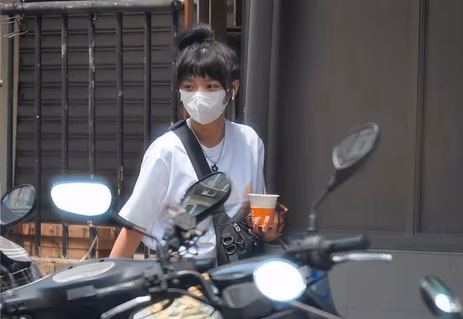 23歲女星被曝戀情！與男偶像當街摟抱摸頭，深夜同回公寓疑已同居