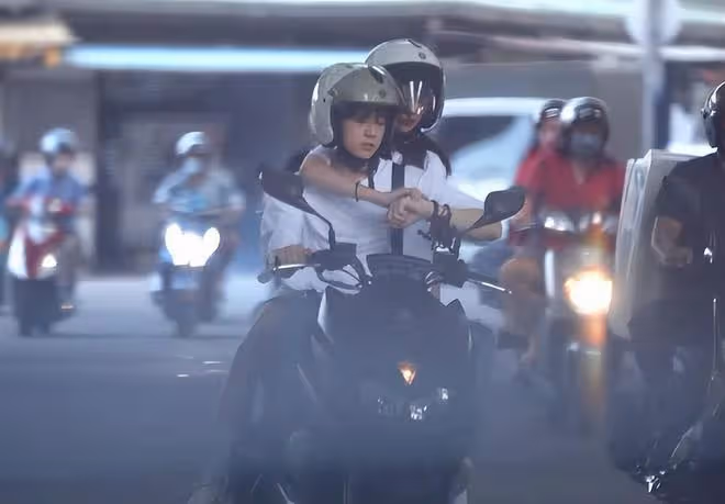 23歲女星被曝戀情！與男偶像當街摟抱摸頭，深夜同回公寓疑已同居