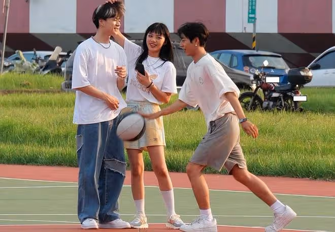23歲女星被曝戀情!與男偶像當街摟抱摸頭,深夜同回公寓疑已同居