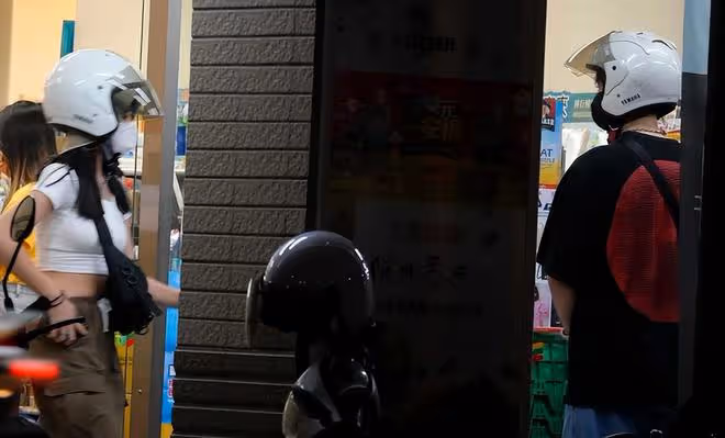 23歲女星被曝戀情!與男偶像當街摟抱摸頭,深夜同回公寓疑已同居