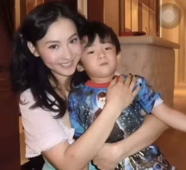 張柏芝15歲大兒子近照曝光!撞臉王寶強何潤東等,被指不像謝霆鋒