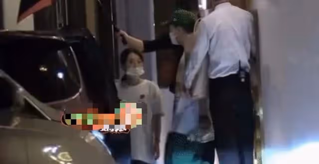 楊冪受傷後首現身聚會,與張大大情侶穿搭形影不離,大秀美腿吸睛