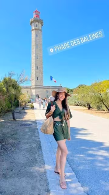 43歲TVB前女星曬旅遊照！大秀事業線和美腿，曾患面癱吃飯都困難