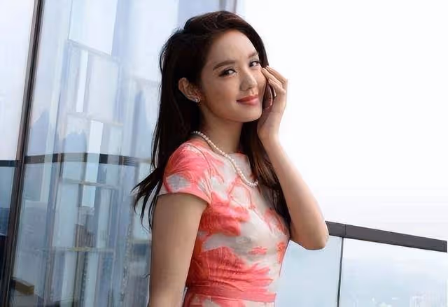 43歲TVB前女星曬旅遊照！大秀事業線和美腿，曾患面癱吃飯都困難