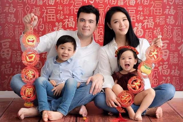 43歲TVB前女星曬旅遊照!大秀事業線和美腿,曾患面癱吃飯都困難
