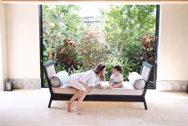 43歲TVB前女星曬旅遊照!大秀事業線和美腿,曾患面癱吃飯都困難