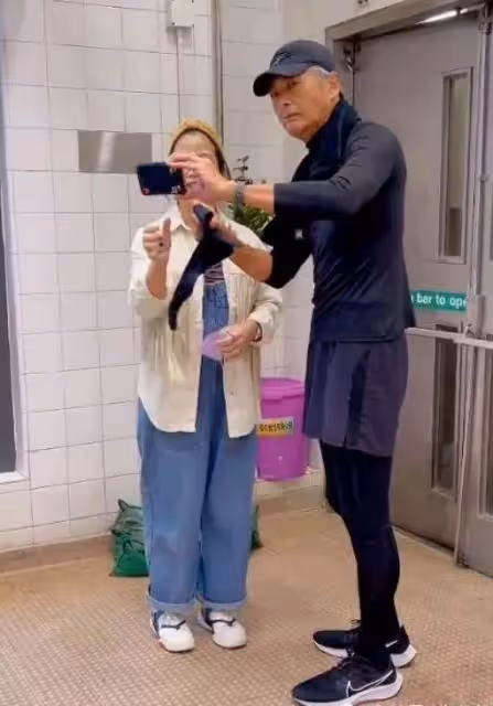 67歲周潤發健身被偶遇!穿背心胳膊肌肉明顯,網友:看樣子是剛健身完