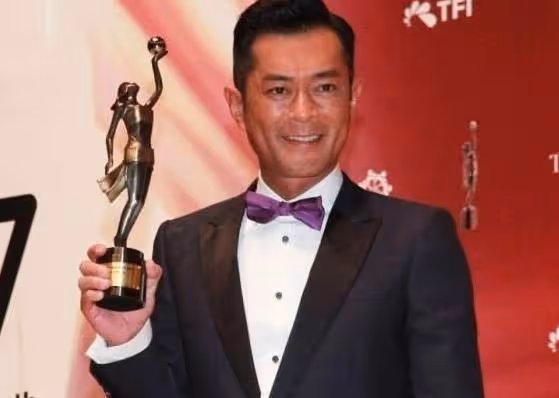 古天樂香港「豪宅」曝光，原以為有奢華裝飾「大得像宮殿」，誰知一輛跑車都沒有，居然一直和父母住：畢竟錢都用來慈善了。