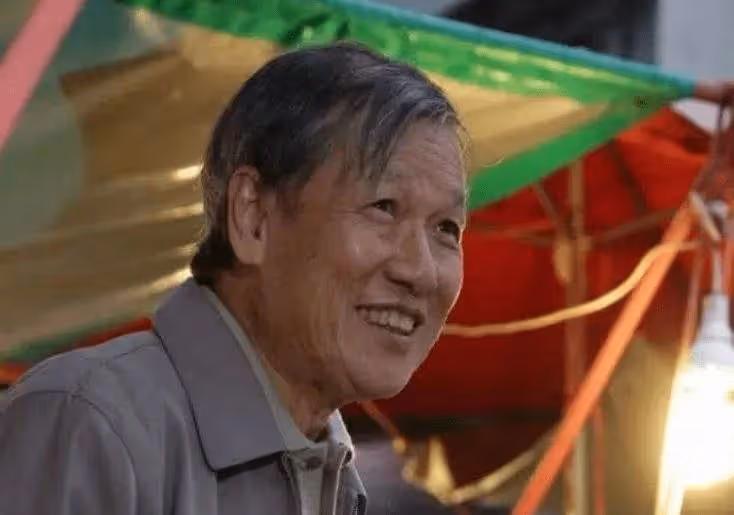 他跑龍套50年,70多歲還為兒子還房貸,坦言自己干不動了