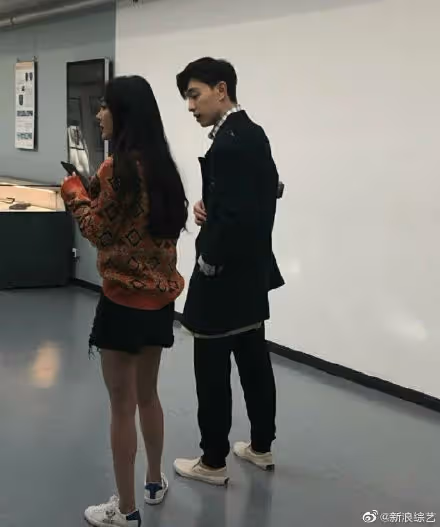 33歲楊冪「潔白鉛筆腿」被封演藝圈神腿!民眾巧遇本尊「真實身材照流出」網友看傻:我的天啊