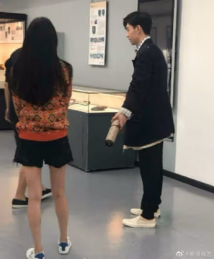 33歲楊冪「潔白鉛筆腿」被封演藝圈神腿!民眾巧遇本尊「真實身材照流出」網友看傻:我的天啊