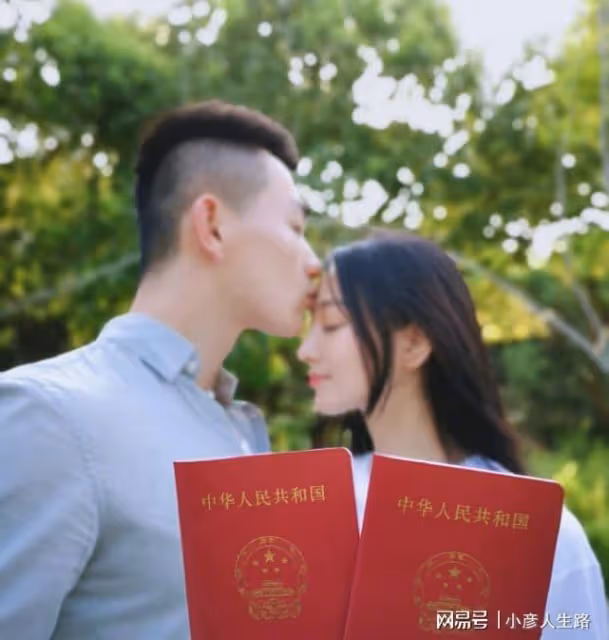 張馨予與老公慶祝結婚4周年，夫妻十指緊扣上演「心心相印」甜齁