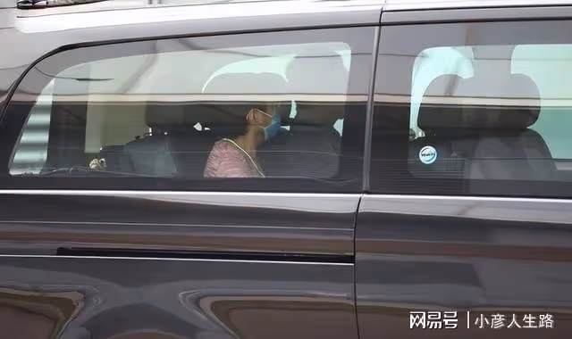 演唱會總監回應紅館事故後，重傷者父親探望兒子，抱拳示意媒體