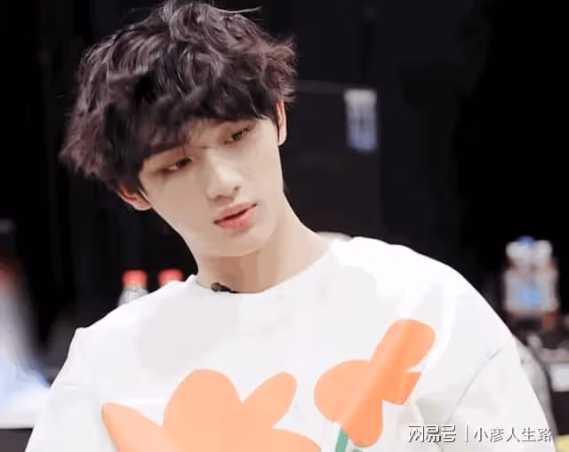 丁程鑫曾救過化妝師，化妝師差點掉到懸崖，丁程鑫將對方拉上來了