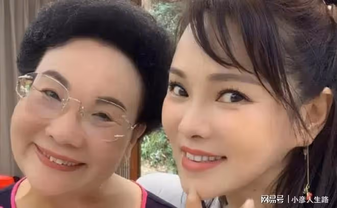 伊能靜美國為富豪慶生,男子疑在逃嫌疑人,二人相識原因有猜測