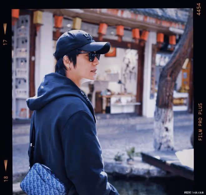 陳坤祝「胡八一」生日快樂,46歲依舊單身,與20歲的兒子相互依靠