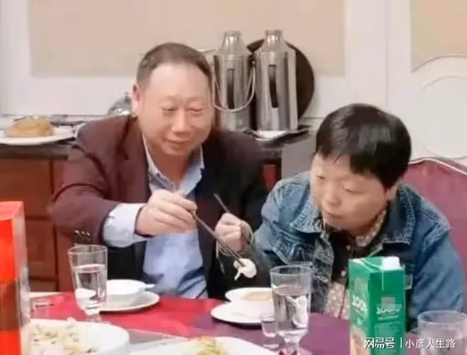 杜新枝粉絲捐6.5W明細曝光,曾向粉絲要2.7W,帶女兒到處蹭吃蹭喝