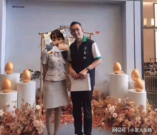 13歲吳熙兒飛廣州與爸爸團圓,眉宇間神似吳啟華,身高遺傳石洋子
