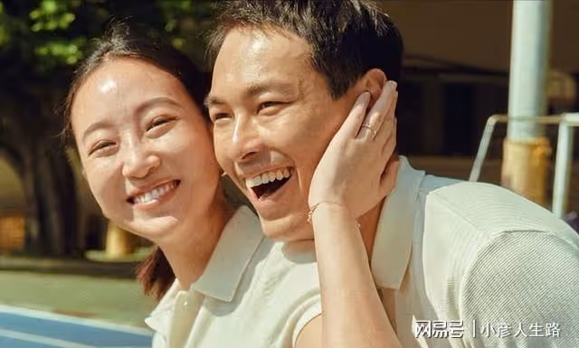 楊祐寧補辦婚禮,左手牽媳婦右手抱1歲小女兒,婚宴現場眾星雲集