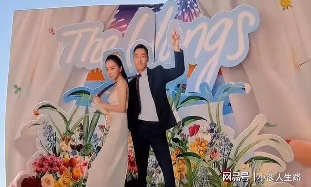 楊祐寧補辦婚禮,左手牽媳婦右手抱1歲小女兒,婚宴現場眾星雲集