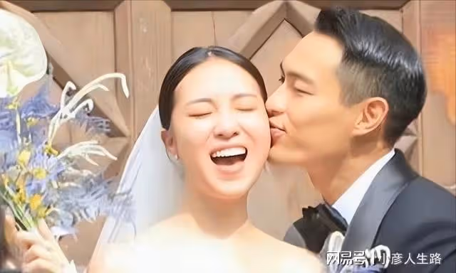 楊祐寧補辦婚禮,左手牽媳婦右手抱1歲小女兒,婚宴現場眾星雲集