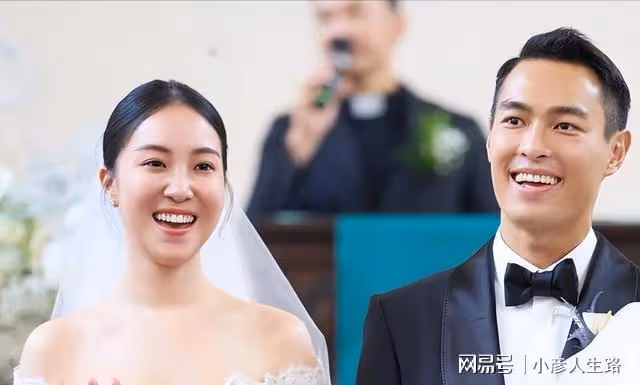 楊祐寧補辦婚禮,左手牽媳婦右手抱1歲小女兒,婚宴現場眾星雲集