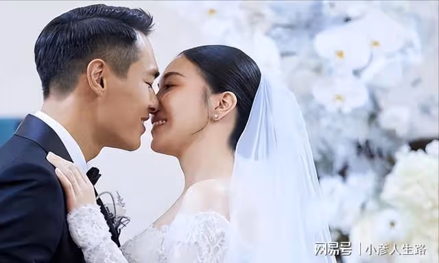 楊祐寧補辦婚禮,左手牽媳婦右手抱1歲小女兒,婚宴現場眾星雲集