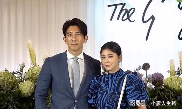 楊祐寧補辦婚禮,左手牽媳婦右手抱1歲小女兒,婚宴現場眾星雲集